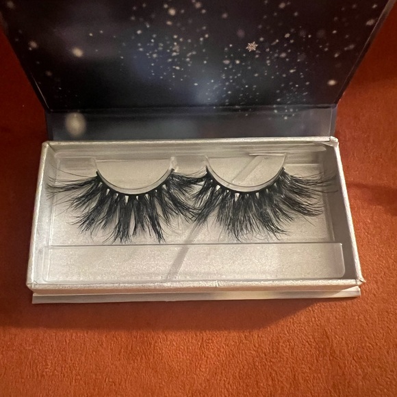 Mink lashes - Picture 1 of 3